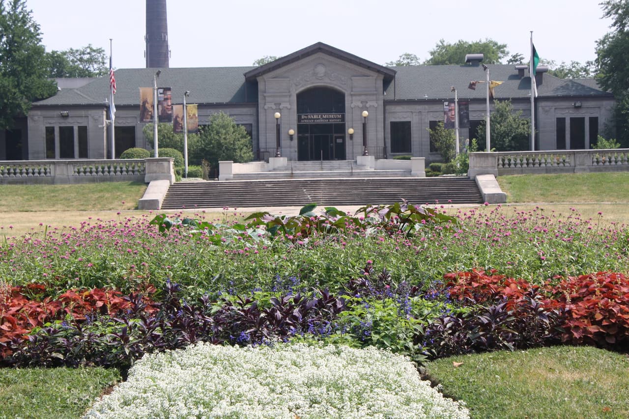 <a href="https://www.dusablemuseum.org/" target="_blank">Museo de Historia Afroamericana DuSable </a>
<br>El museo te espera gratis todos los miércoles del año. Por el momento, es necesario hacer 
<a href="https://www.etix.com/ticket/e/1022012/admission-chicago-dusable-museum-of-african-american-history" target="_blank">reservación</a> para tu visita. Este museo siempre es gratis para militares y rescatistas de primera línea.