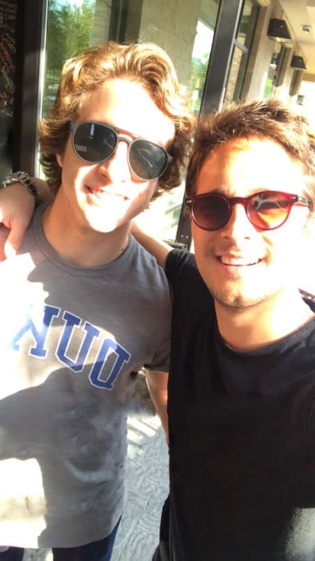 Él es Santiago y se parece mucho a 
<b><a href="http://www.univision.com/temas/diego-boneta">Diego</a></b>, ambos tienen la misma pasión por el baloncesto.