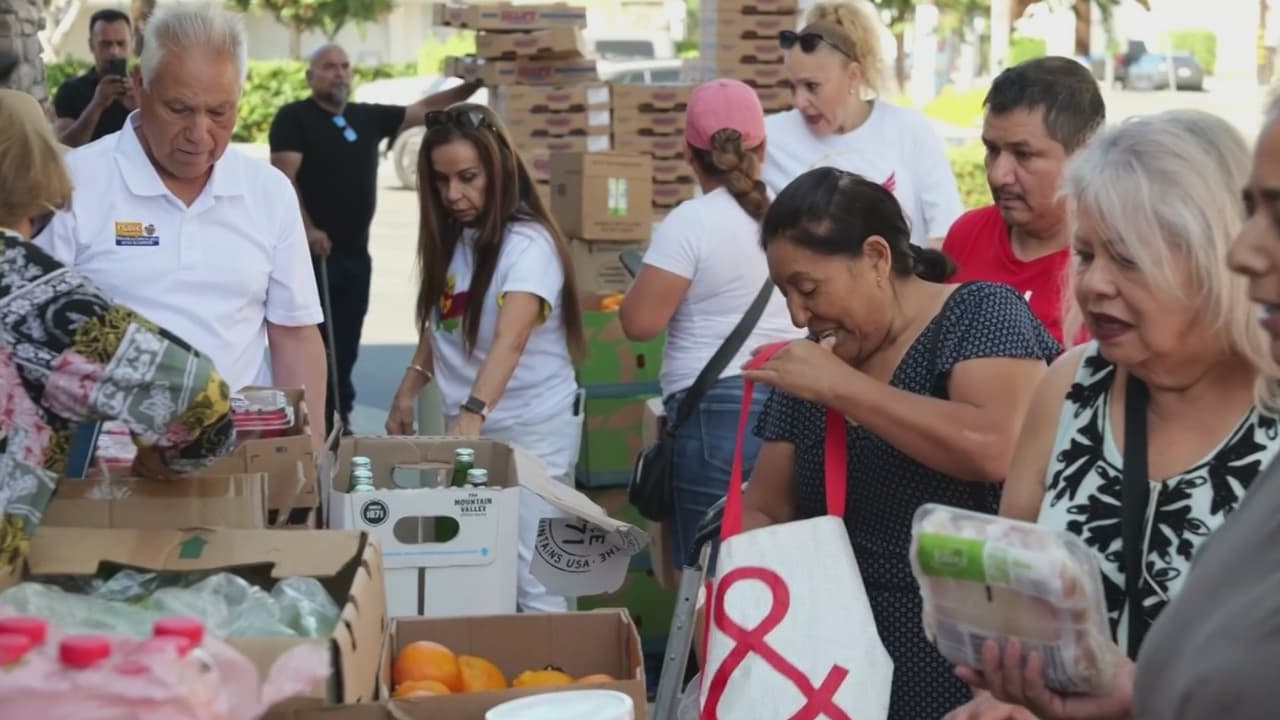 Voluntarios de la Federación de Clubes Jaliscienses entregaron alimentos a familias afectadas por políticas migratorias