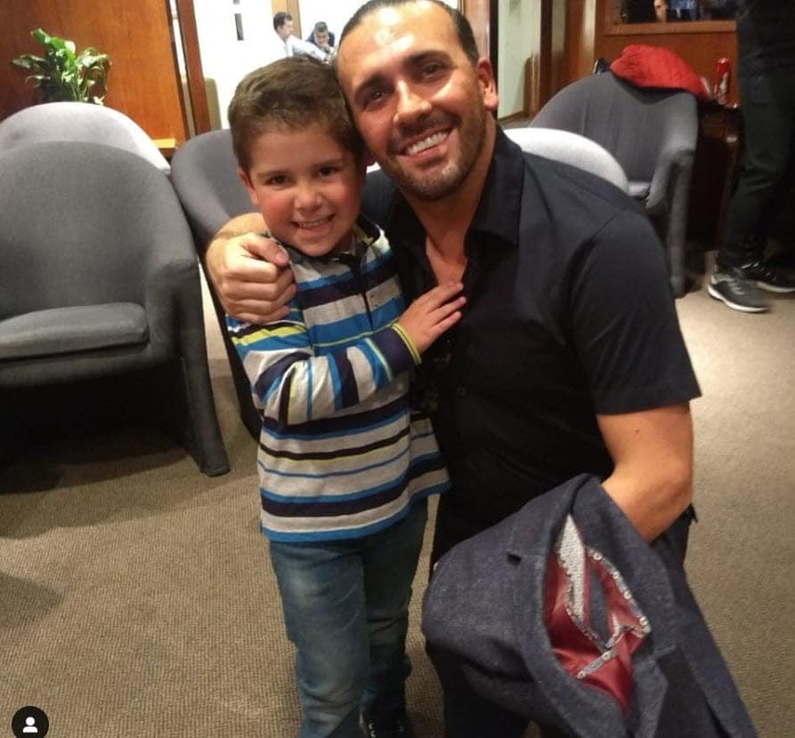 "Si estaba en foro me llevaba algo para ver si jugábamos a aventárnoslo mi mamá y yo, y si estaba en locación, en el camper, pues no se puede jugar tanto entonces veía la tablet normalmente", dijo contento.
<br>