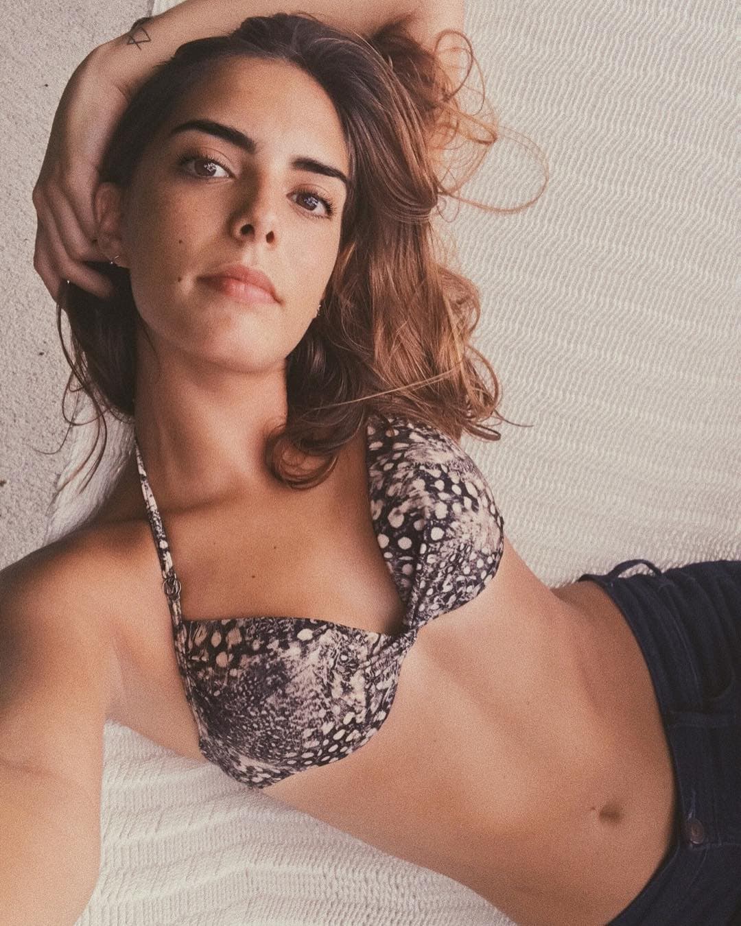 Lo que más resalta de su físico son sus ojos, mismos que son iguales a los de 
<b>Mariana Levy</b>.