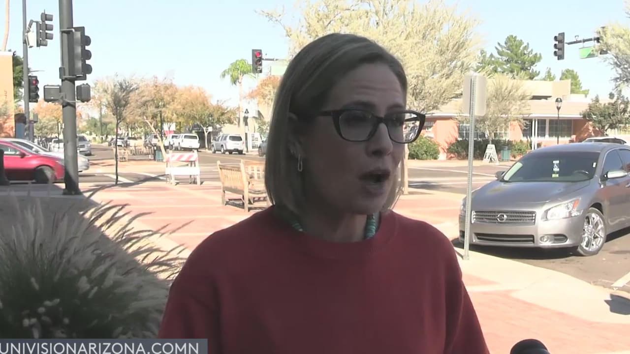 La senadora Kyrsten Sinema deja el Partido Demócrata y se registra como independiente