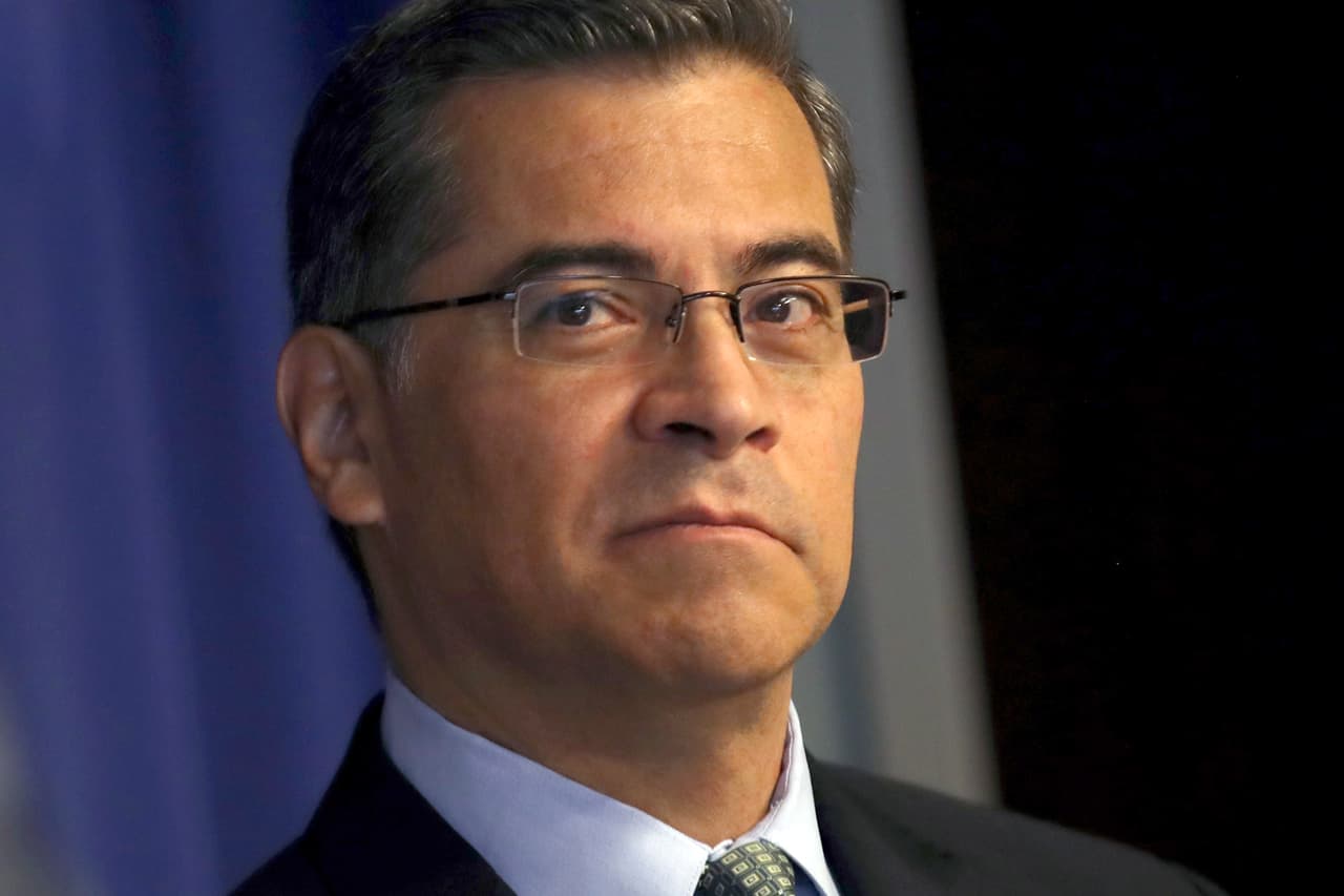 <b>Secretario del Departamento de Salud y de Servicios Humanos: Xavier Becerra. </b>El actual fiscal general de California es un defensor de la 
<a href="https://www.univision.com/temas/obamacare">Ley de Cuidado de Salud Asequible</a> y ocupará un despacho fundamental en la respuesta a la pandemia de covid-19.