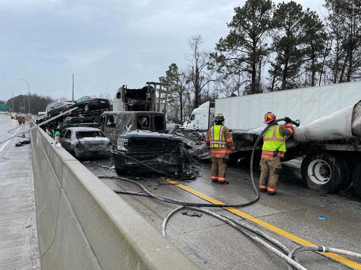 Según el Departamento de Transporte de Georgia, nueve automóviles y siete tractocamiones estuvieron involucrados en el incidente fatal, que ocurrió alrededor de las 11:15 am.