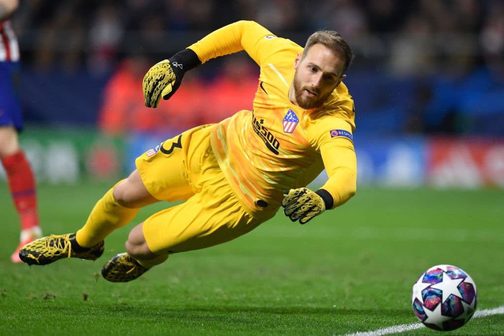 Oblak cuida la bola en un remate del Liverpool que se va por un costado.