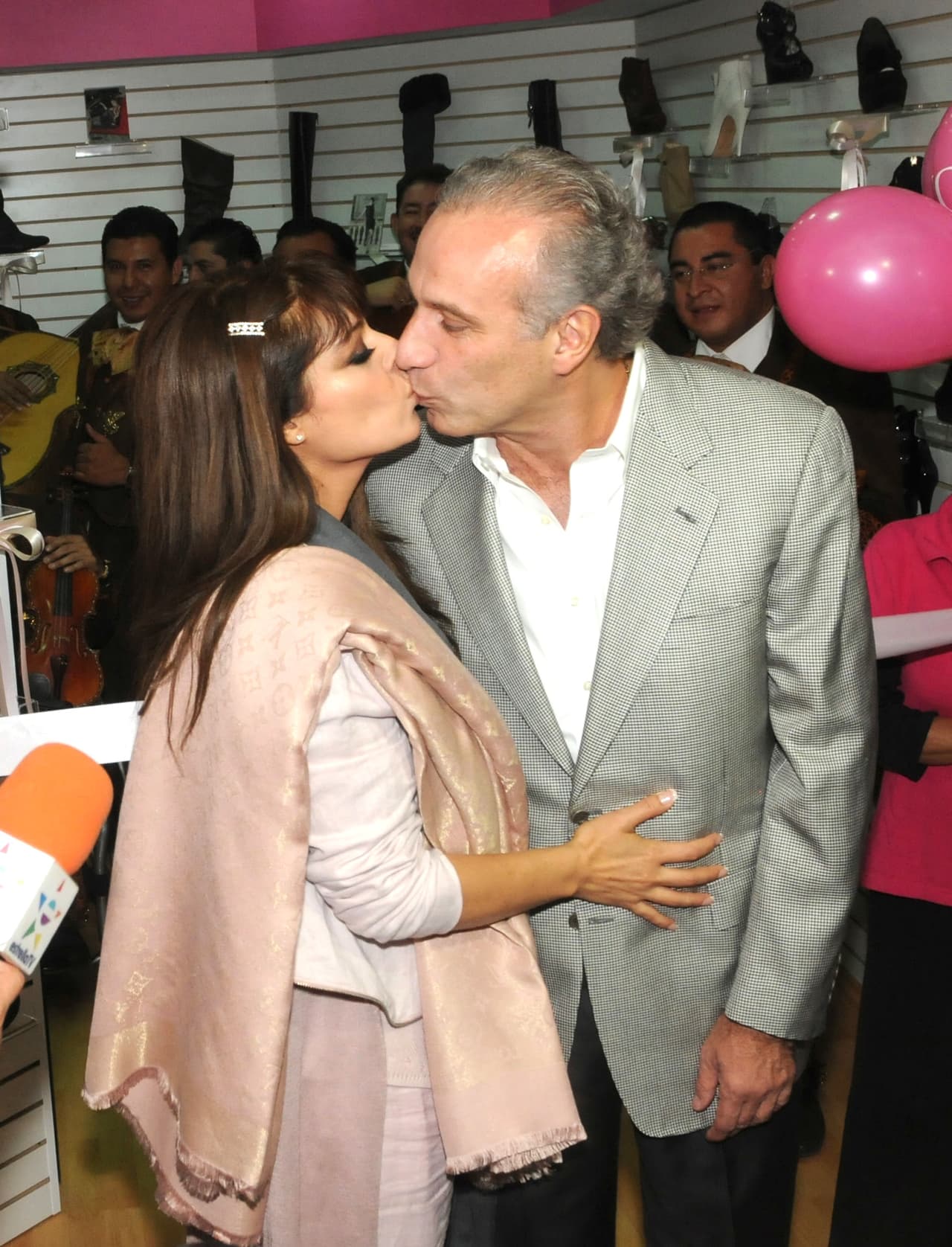 “Después de que ellos fueron novios todavía pasaron unos meses y luego fue esto que lo conocí en Acapulco y de ahí todavía pasaron 6 meses cuando me habló Juan ‘
<b><a href="https://www.univision.com/famosos/asi-era-la-exitosa-carrera-artistica-de-yadhira-carrillo-antes-de-que-el-escandalo-rodeara-su-vida-fotos" target="_blank">te invito a salir</a></b>’, yo estaba haciendo una novela ‘es que estoy haciendo novela, no puedo’”.