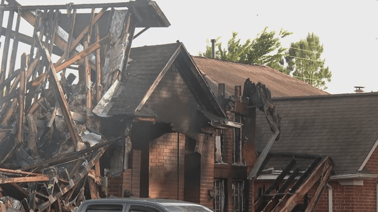 Un cadáver es encontrado en la misma casa incendiada donde desapareció una joven de 20 años