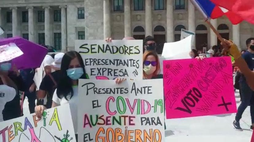 "Presentes ante el
<a href="https://www.univision.com/temas/coronavirus">covid-19 </a>ausente para el Gobierno", lee una de las pancartas de una de las profesionales de la Salud.