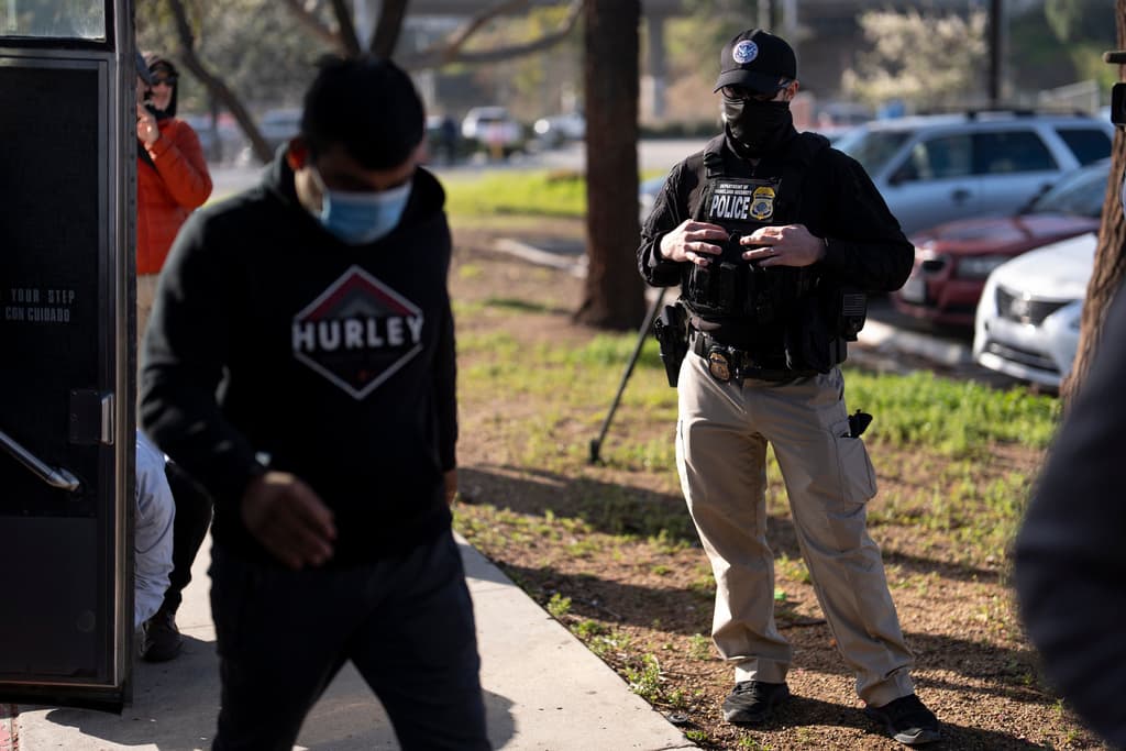 Custodiados por agentes del Departamento de Seguridad Nacional, cientos de inmigrantes indocumentados procesados por la Patrulla Fronteriza fueron dejados este viernes en estaciones de autobús en San Diego, California.