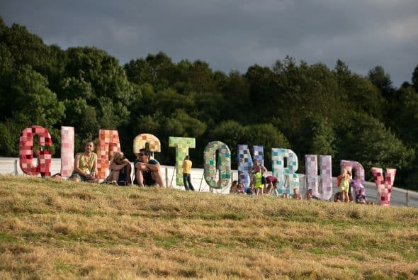 La cita musical, que inaugura el verano inglés cada año, abre bajo nubes y claros.