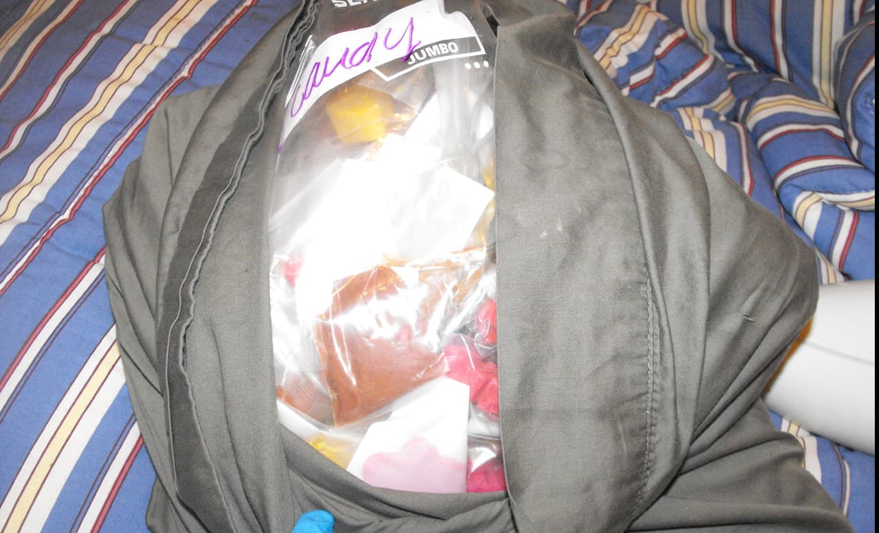 Las autoridades creen que los traficantes tenían la intensión de vender las drogas a niños. Los dulces fueron diseñados con formas de personajes como Batman y algunos de los caracteres de Star Wars.