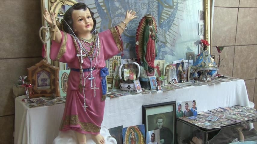 Recuerdos que dejan los migrantes en su paso por el albergue San Juan Bosco en Nogales, Sonora.