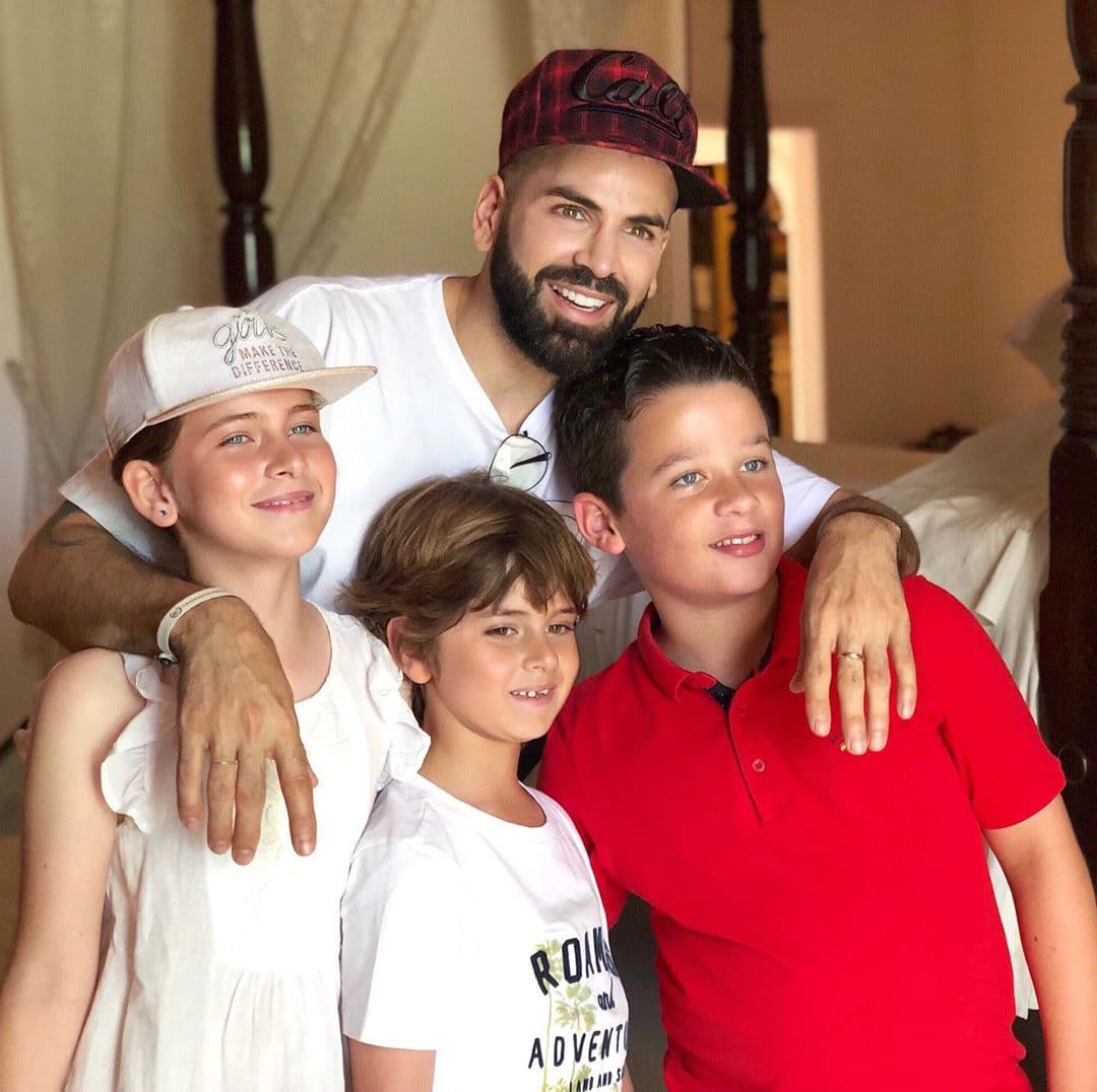 En esta imagen, Jomari posa junto a sus sobrinos y confesó que es un tío muy consentidor. "¡Haciendo de tío! Que déjenme decirles no se me da nada mal (consentidor)".