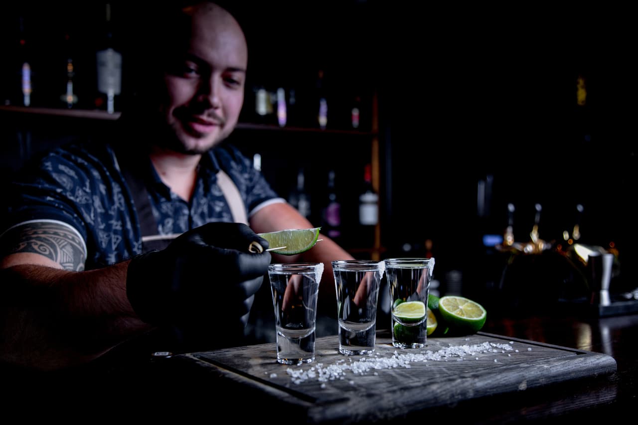 <b>Tequila.</b> La industria del alcohol en México le vende a EEUU cerca de $4,000 millones en productos cada año. De concretarse la amenaza de Trump ésta tendría un impacto enorme en el comercio binacional, sobre todo en sectores que tienen sistemas de producción integrados.