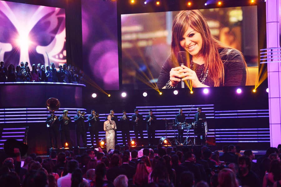 <b>2013</b>
<br>Premio Lo Nuestro vuelve a vestirse de luto tras perder a Jenni Rivera en diciembre de 2012. En esa entrega, no solo le dedicaron la noche sino que Olga Tañón, Diana Reyes y su hermano Lupillo Rivera, le rindieron homenaje.