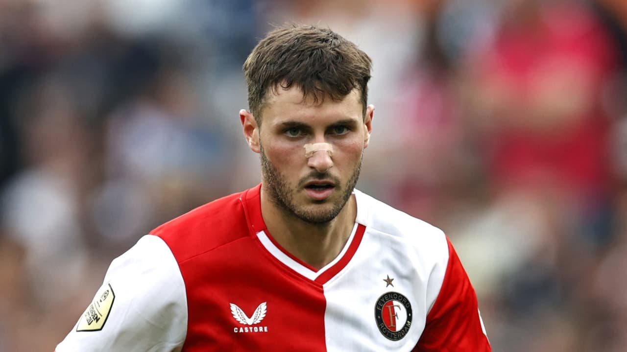 Amenazan a Santi Giménez con 'patearlo' en la Eredivisie