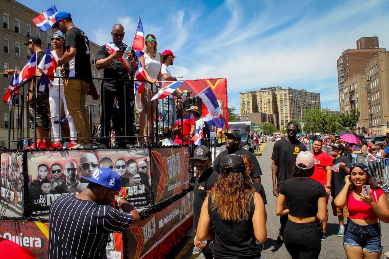 La música, la alegría y el orgullo dominicano fueron los protagonistas del vigésimo séptimo Desfile Dominicano en el Bronx.