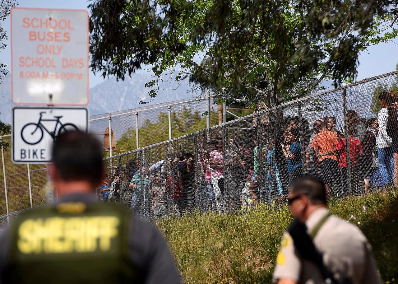 Anderson, al parecer ingresó al salón de clases y disparó contra su esposa. Los dos menores fueron las “desafortunadas víctimas” porque estaban cerca de Karen Smith cuando ocurrió el tiroteo, según explicó Ron Maas, el oficial al frente de la investigación.
