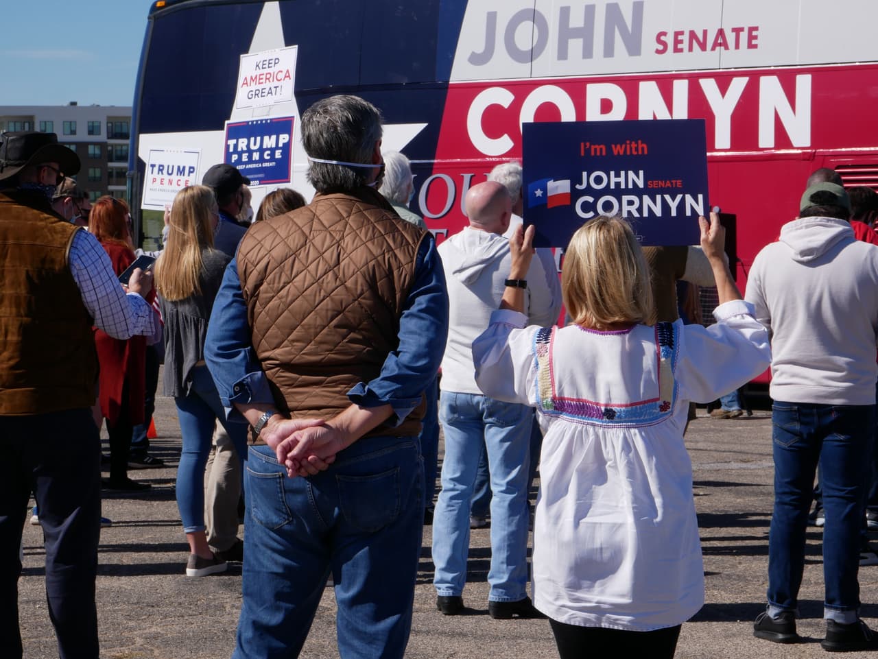 Portaban pancartas en apoyo a Cornyn y a Trump.