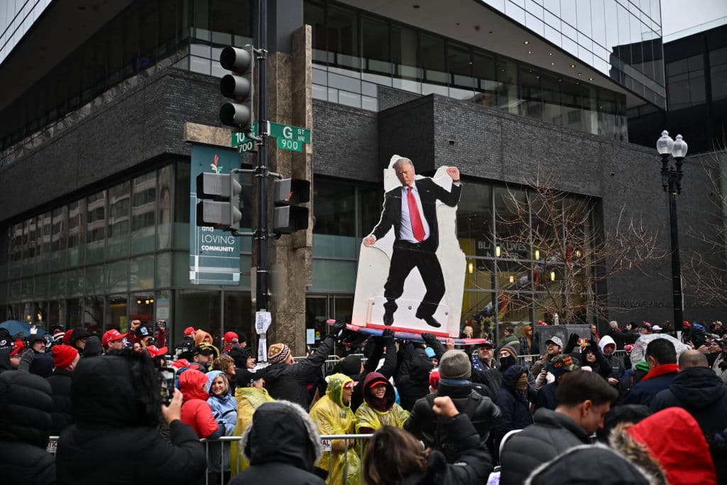 Se espera que 
<b>mañana en este mismo lugar se lleve a cabo la transmisión de la toma de posesión</b>, que se realizará al interior del capitolio.