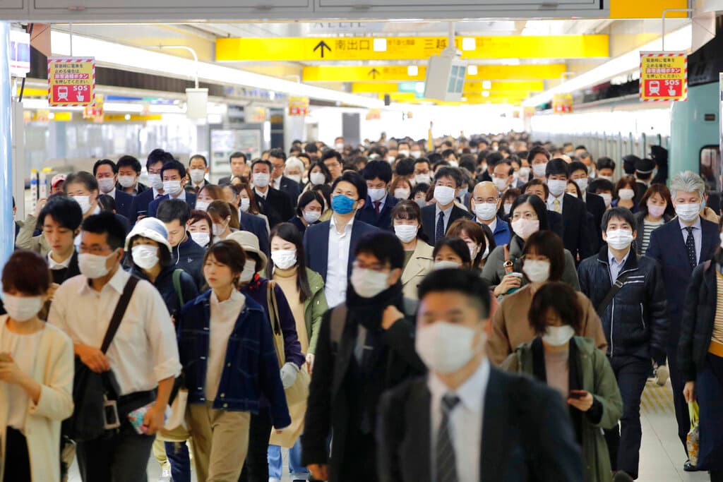 Los pasajeros portan mascarillas en una estación de transporte para protegerse del coronavirus, en Fukuoka, en el sur de Japón.
