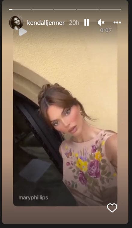 <b><a href="https://www.univision.com/famosos/kendall-jenner-construira-biblioteca-jalisco-ganancias-tequila-818" target="_blank">Kendall Jenner</a></b>, de 26, se decidió por un vestido floral color melocotón con el cabello castaño recogido.