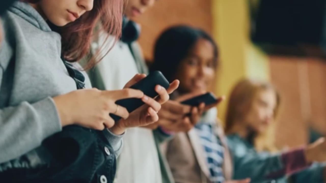 Padres podrán ver lo que los menores platican con chatbots de Inteligencia Artificial, ¿a qué se debe?