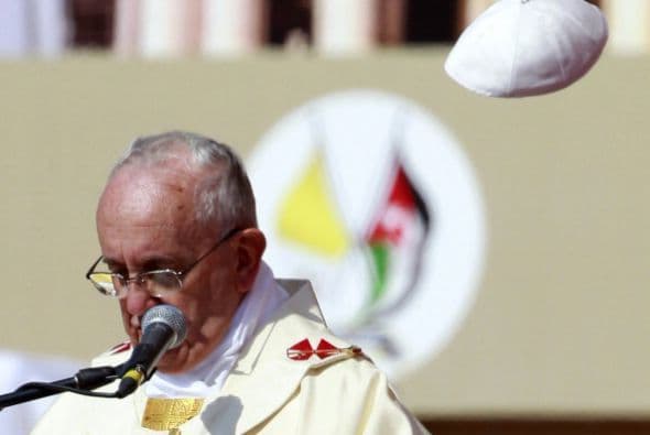 El papa Francisco se encuentra en una histórica visita a Tierra Santa, y hay detalles que son muy suyos y lo acompañan a donde va, como las malas pasadas que le juega el viento.