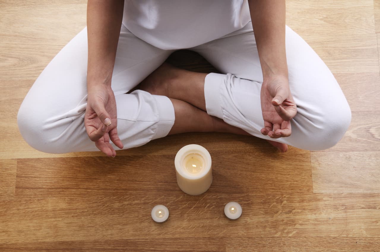 Tauro: A veces buscas tanto la estabilidad en tu vida, que te vuelves necio ante los cambios y la innovación, enfócate en la receptividad y el positivismo; como tip puedes encender una vela a la hora de tu meditación y verla fijamente, esto hará que te relajes y evites las tensiones.