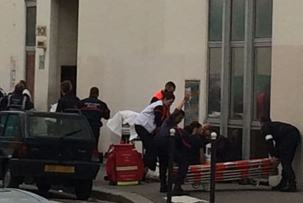 El ministro del Interior, Bernard Cazeneuve, dijo que todas las fuerzas policiales están movilizadas para "neutralizar" a los atacantes.