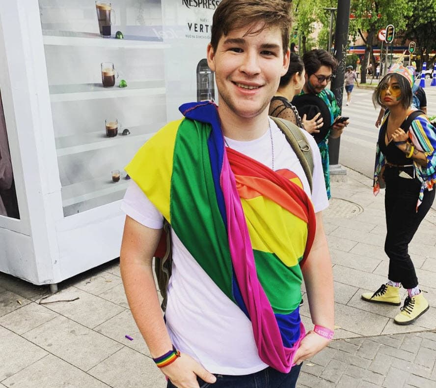 Según la versión del propio Sebastián, su padre se comunicó con él para recriminarle por la entrevista ya que cada vez que él hablaba sobre su homosexualidad, recibía "ataques", razón por la que le había pedido que fuera "prudente" con ese tema. 
<br>