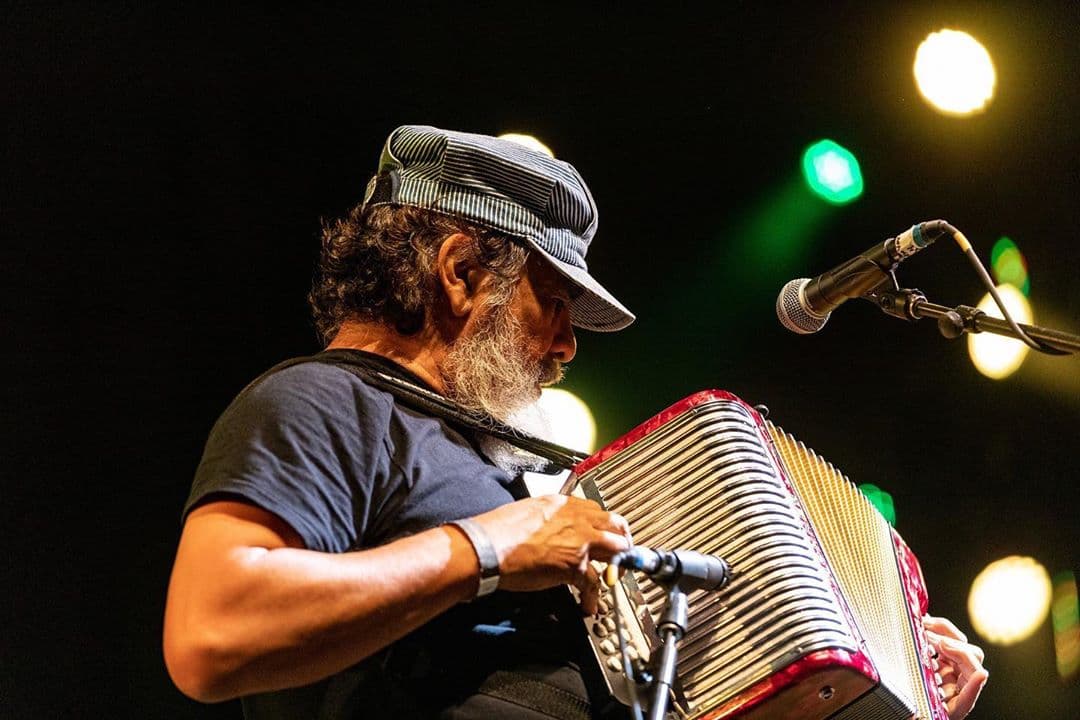 <b><a href="https://www.univision.com/shows/el-gordo-y-la-flaca/en-video-monterrey-le-dio-el-ultimo-adios-a-celso-pina-con-un-sentido-funeral-entre-aplausos-y-musica-video">Celso Piña murió el pasado 21 de agosto</a></b> y en El Gordo y La Flaca, se reportó cómo lo despidieron sus seguidores en la Basílica de Guadalupe de Monterrey, en México.