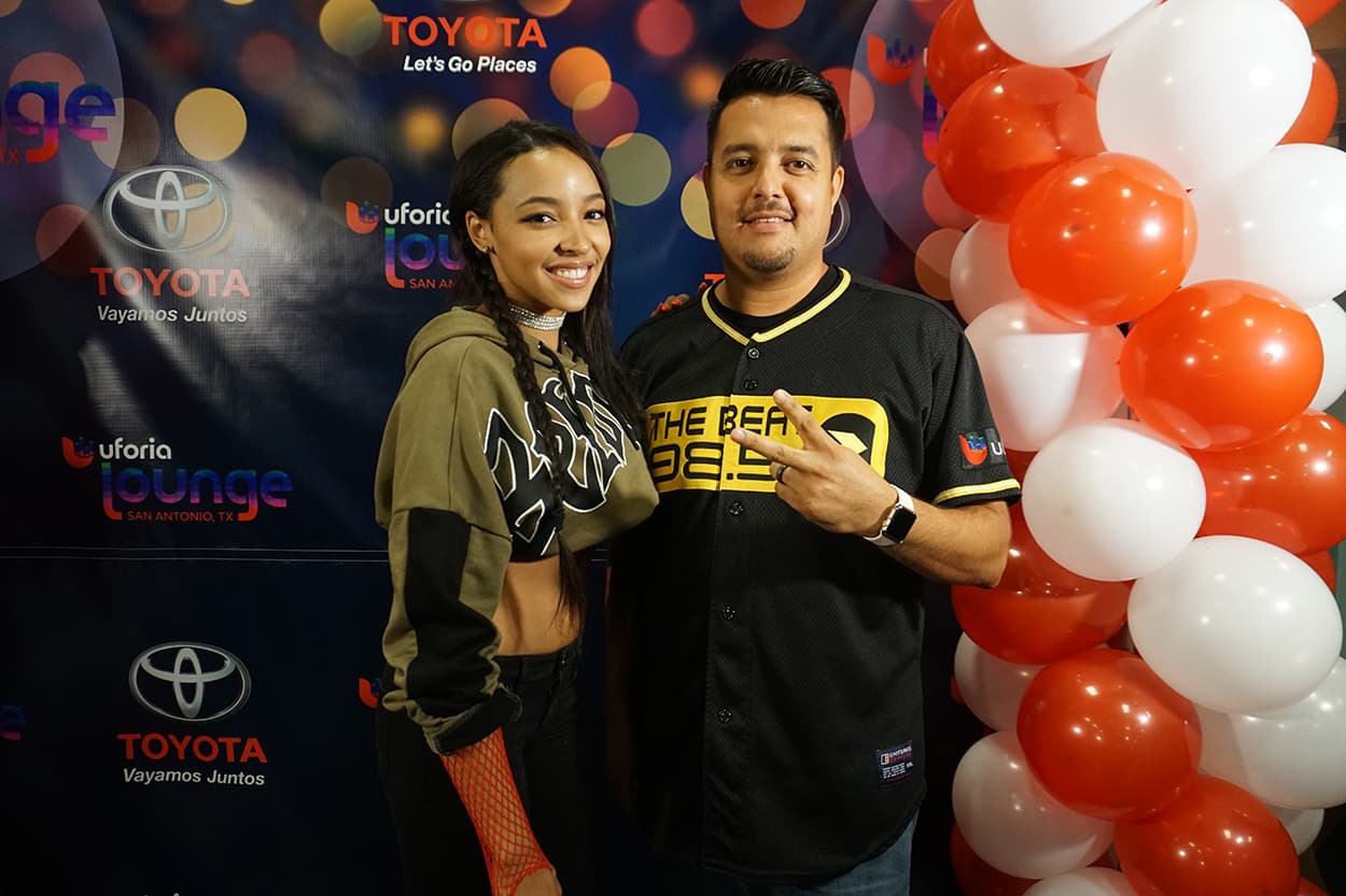 Tinashe stops by the Uforia Lounge for a quick acoustic session and a meet and greet.