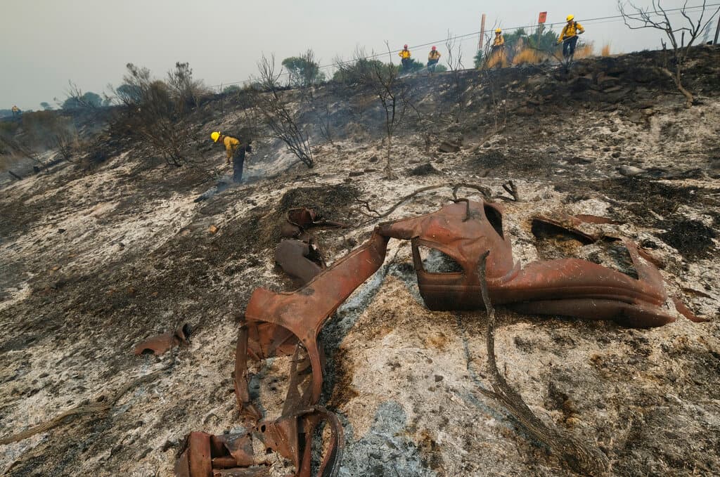 Según los informes del personal del lugar, hasta la noche del miércoles el incendio estaba a aproximadamente media milla (0.8 kilómetros) de distancia, aunque esa sección del fuego no era tan activa como otras.