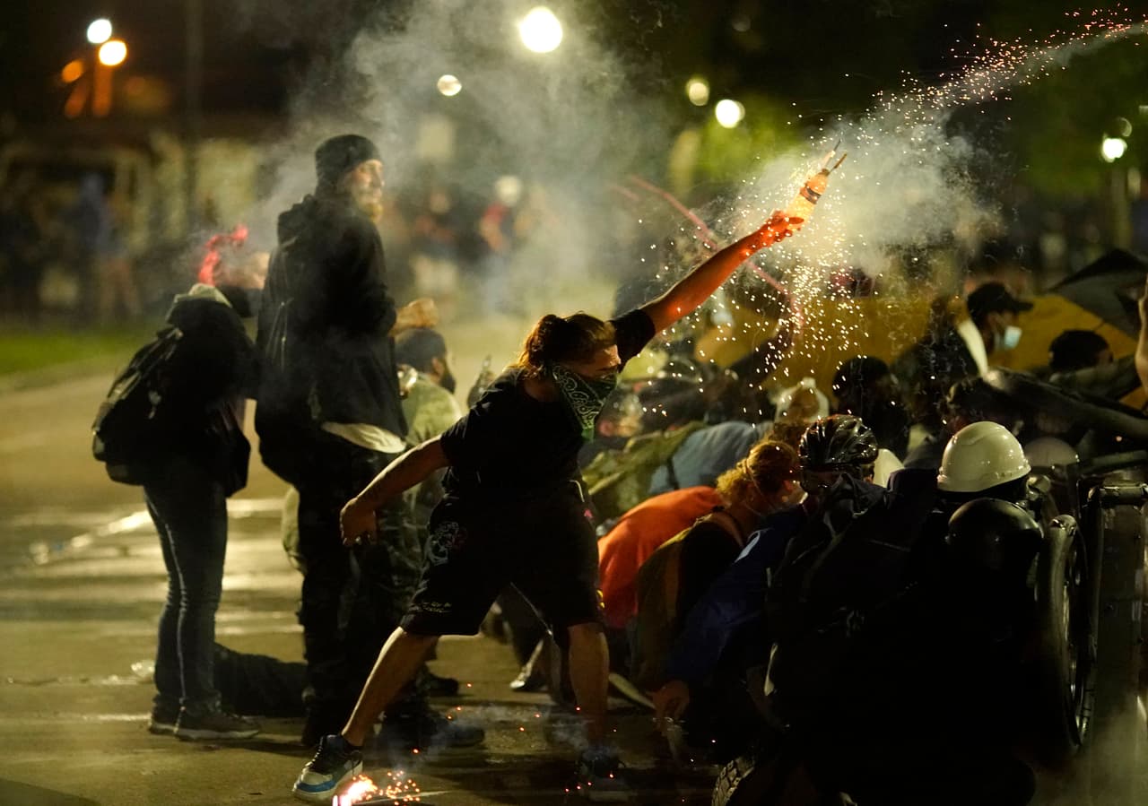 La noche del martes fue de nuevo un campo de batalla entre manifestantes y policías en Kenosha, Wisconsin. Decenas de personas se reunieron para protestar junto a una barrera colocada para proteger el edificio de la corte de la ciudad, y desde allí arrojaron botellas, piedras y fuegos artificiales a la policía.
<br>
