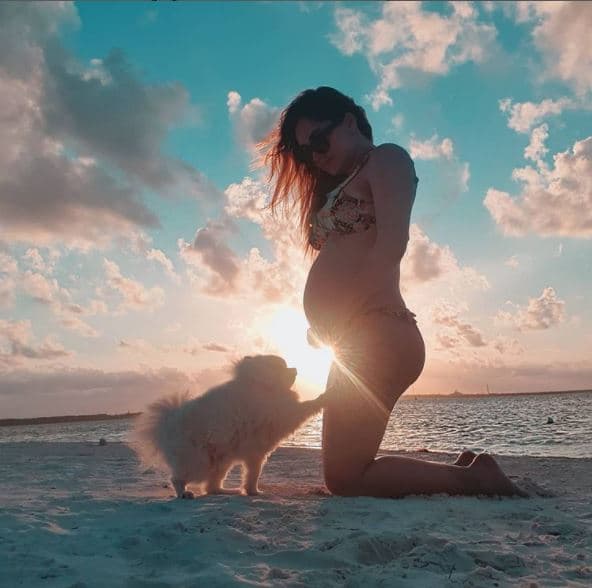 Incluso le dedicó tiernos mensajes en su Instagram, como el que acompañó esta foto en la que enseñó su pancita en bikini: "Amado hijo, hace 27 semanas me convertí en otra mujer cuando me enteré que sería tu mamá. Te espero con toda la ilusión, la gratitud y el amor del mundo".