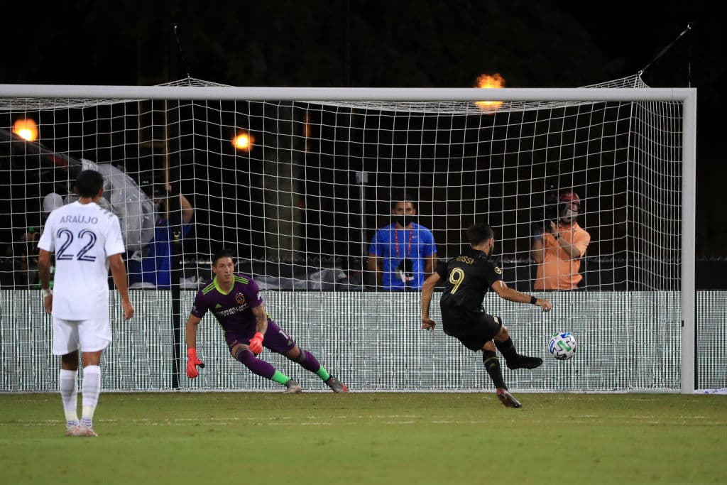 Diego Rossi (13’) convirtió el penal en gol cobrando a la derecha; Diego Bingham se recostó al lado opuesto.
