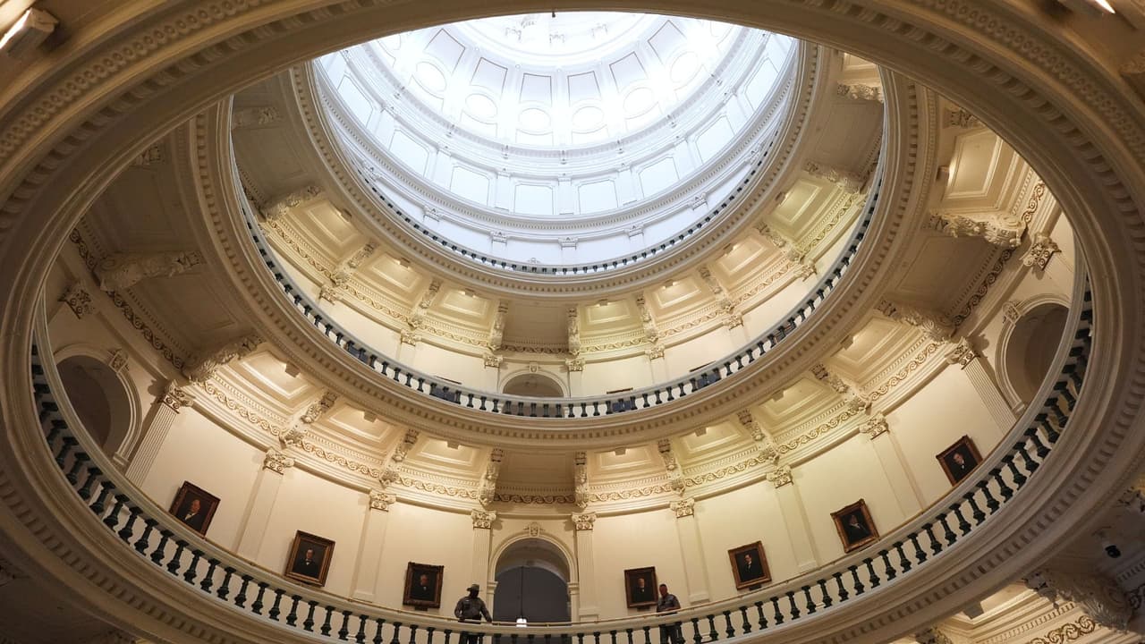 <h3 class="cms-H3-H3">Otros temas incluidos en la agenda de Abbott </h3>
<br>
<br>- Más recortes a los impuestos de propiedad. 
<br>- 
<a href="https://www.univision.com/local/austin-kakw/texas-vota-para-reemplazar-examen-staar-guia-para-padres" target="_blank">Eliminar el examen escolar STAAR</a>. 
<br>- 
<a href="https://www.univision.com/local/austin-kakw/ley-sb240-en-texas-uso-banos-publicos-segun-sexo-biologico" target="_blank">Regular el uso de baños públicos según sexo biológico. </a>
<br>- Limitar el cabildeo pagado con fondos públicos.
<br>- Dar más poder al fiscal general en delitos electorales. 
<br>
<br>
<b>🔎 Impacto en la comunidad: </b>Estas medidas afectan directamente a familias, estudiantes bilingües, gobiernos locales y derechos civiles.