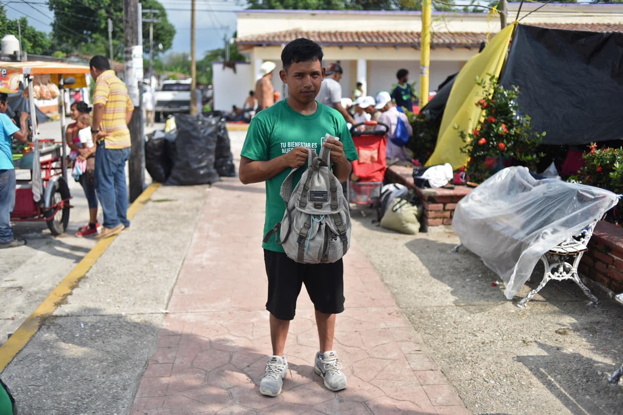<b>Yony Alberto López Ramos </b>salió de Honduras con la meta de vivir legalmente en EEUU. La pertenencia más valiosa que lleva consigo es su mochila, un regalo de su hermano. Mapastepec, estado de Chiapas, México. 24 de octubre de 2018.