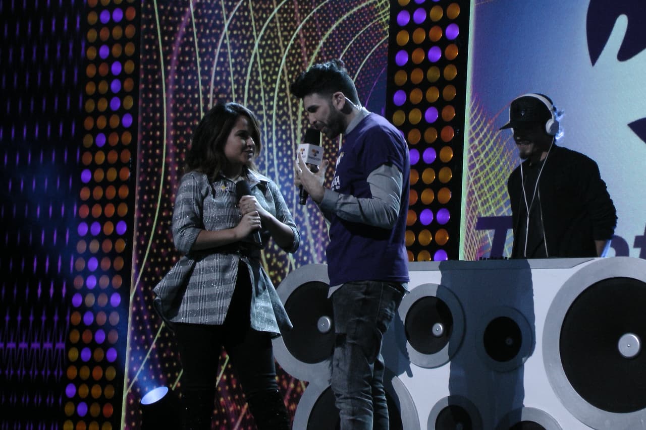 La cantante reveló que su hermano nació con craneosinostosis.