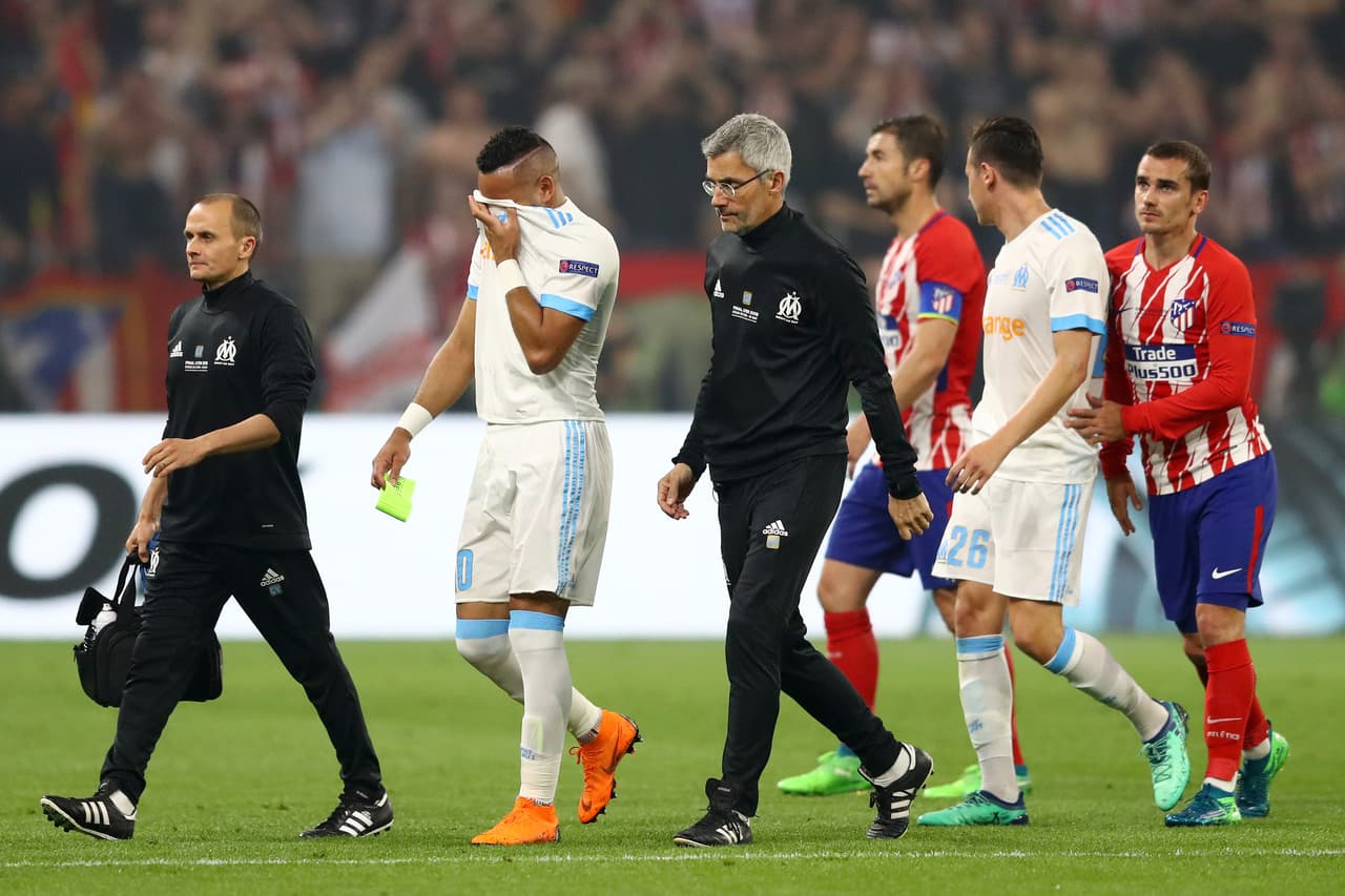 Para empeorar el panorama, Dimitri Payet salió lesionado al minuto 32, luego de tocar la copa como detalle anecdótico.