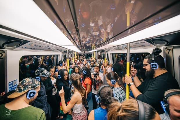 Miamenses entrando en calor en el Metromover.