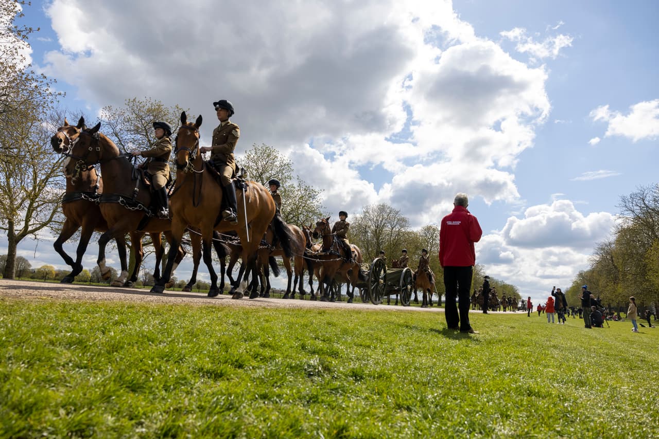 Personal de servicio de todo el país se ha reunido para los ensayos. En la cuenta de Twitter de familia real indican que "con diferentes estilos de ejercicios, la Escuela de Ceremonias del Ejército se asegura de que todos funcionen como uno solo".