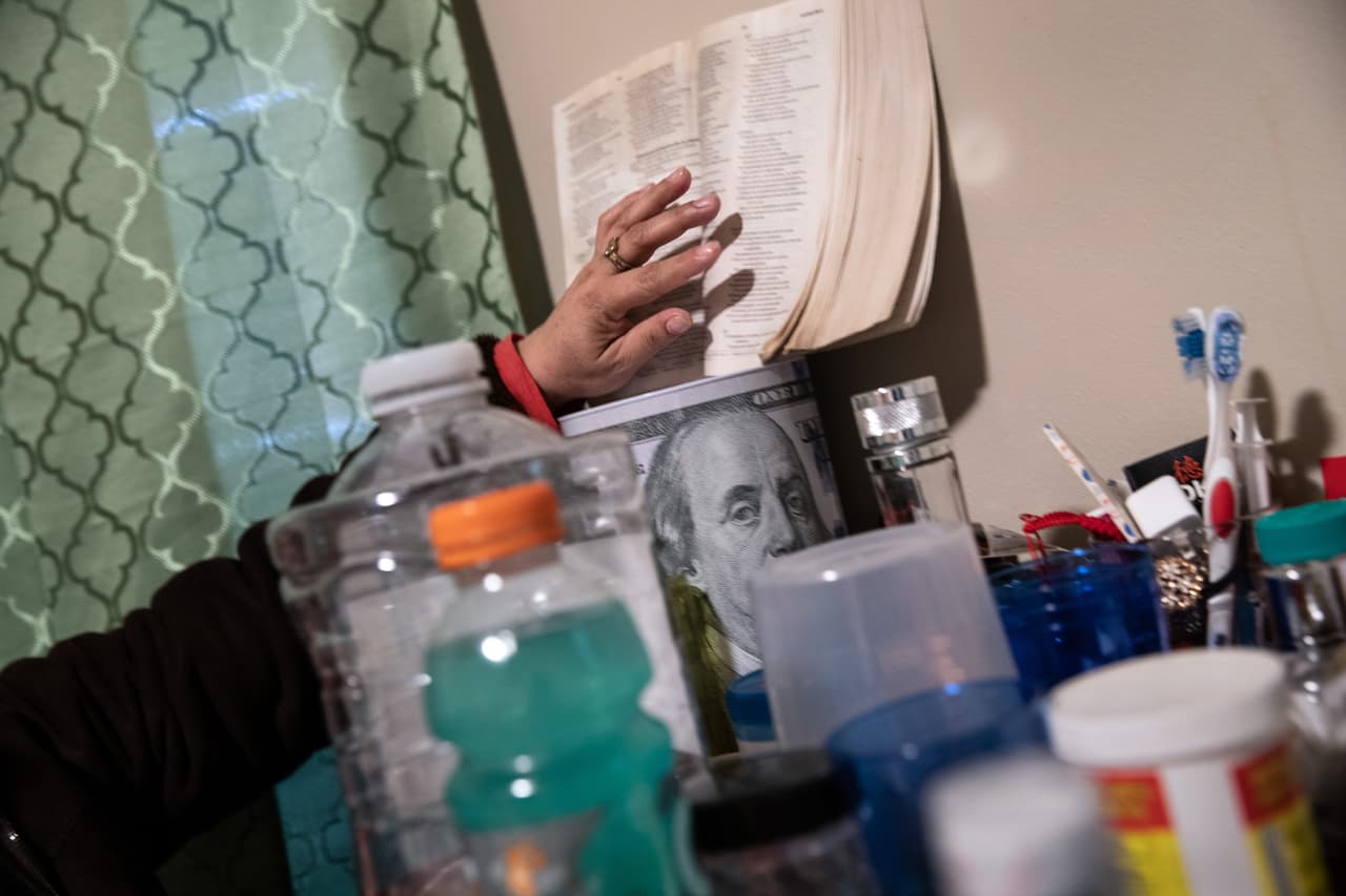 Una inmigrante hondureña indocumentada en cuarentena, cuando colocó su biblia junto al recipiente donde guarda sus ahorros. Para algunos no está claro si podrán acceder a los beneficios económicos que dará el gobierno a propósito de la pandemia. Según las autoridades, los contribuyentes con un ingreso bruto de $75,000 (individuos) y de $150,000 (parejas casadas) que hayan declarado impuestos conjuntamente recibirán el incentivo.
<a href="https://www.univision.com/noticias/dinero/el-irs-brinda-nueva-informacion-sobre-como-obtener-la-ayuda-financiera-por-la-crisis-del-coronavirus">Vea aquí la información del IRS sobre cómo obtener la ayuda financiera por la crisis del coronavirus </a>