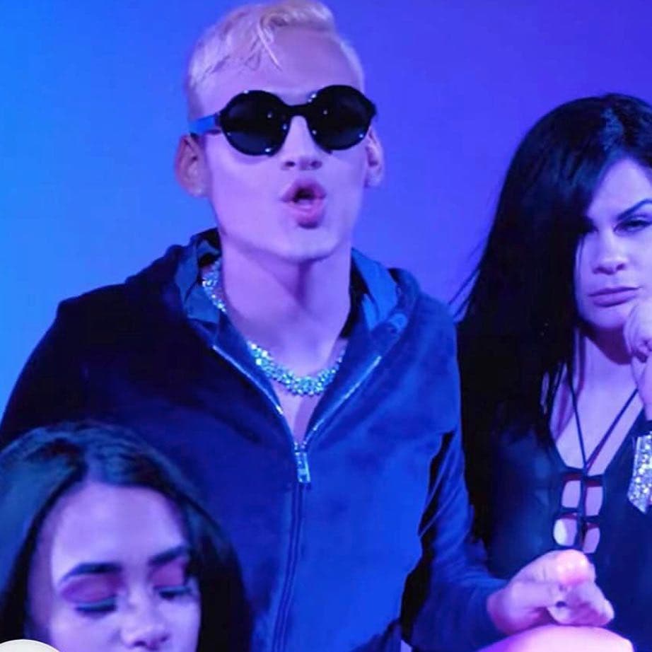 En su versión, Hilda Rodríguez aseguró que cuando su hijo descubrió un video pornógráfico en donde Ozuna aparece, Kevin le pidió que lo ayudara a cumplir su sueño de ser cantante, pero el reguetonero le suplicó que no lo ventilara y le ofeció dinero. Además, señaló que el intérprete de 'Taki taki' también mantenía relaciones "íntimas" con de su hijo. Hasta el momento no hay ningún detenido en el caso y el abogado de Ozuna dijo al equipo de Primer Impacto que no concederán entrevistas al respecto porque no le dará crédito a las declaraciones de la madre de Kevin Fret.