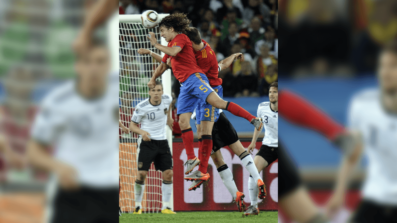 ¡Así se vivió a secuencia del gol de Puyol con la fórmula de los exjugadores del Barcelona! El defensor se elevó en una jugada prefabricada de tiro de esquina y con un testarazo puso el 1-0 al 72'.