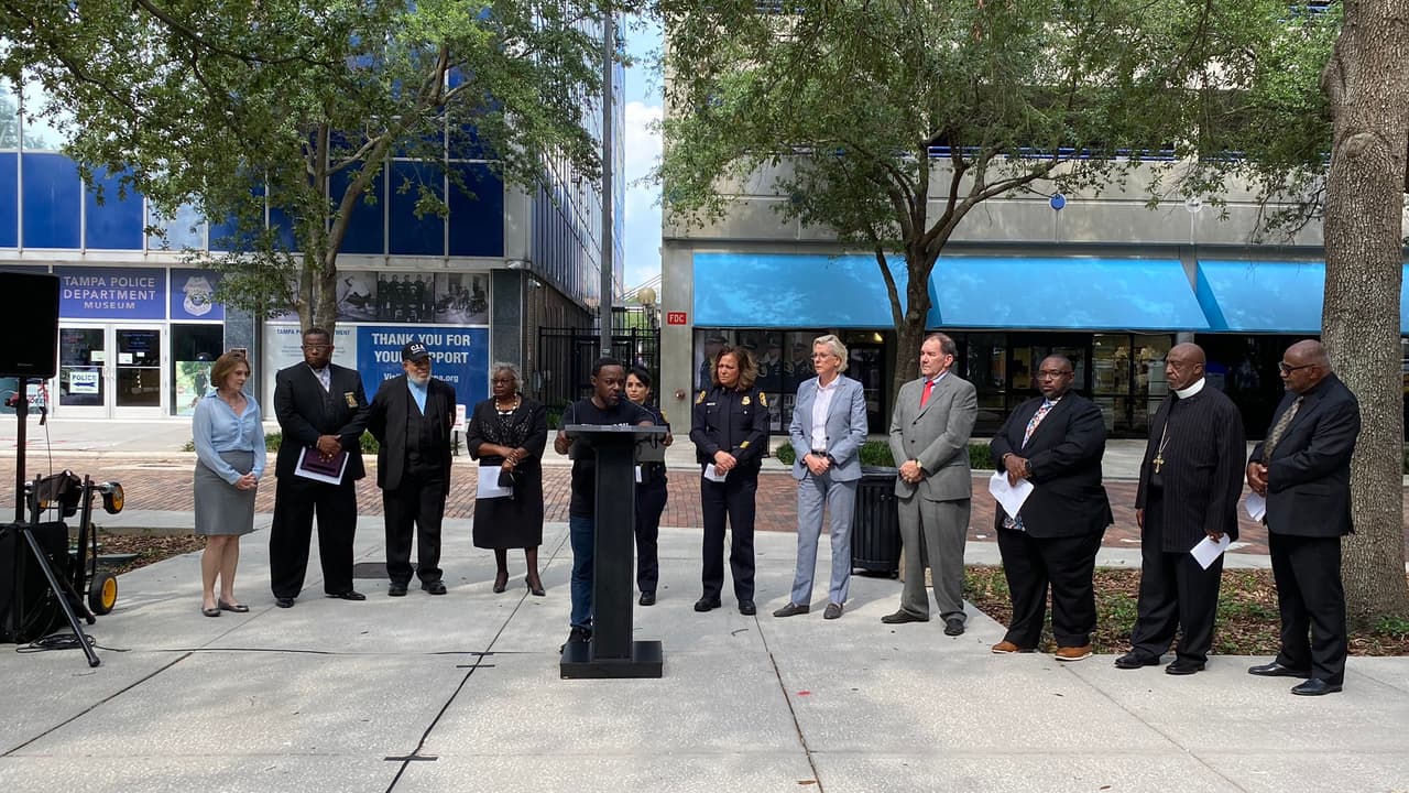 El gobernador de Texas, Greg Abbott identificó al atacante como Salvador Ramos, de 18 años. El sospechoso primero le disparó a su abuela, luego se dirigió a la escuela elemental y disparó contra los estudiantes y maestros.
<br>