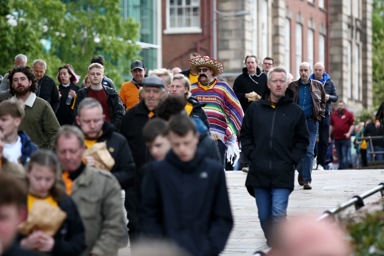 Después de la visita de Sin Cara a Raúl Jiménez, este viernes, los fanáticos de los Wolves llegaron al Molineux este sábado con máscaras del luchador y prendas típicas mexicanas que montaron un colorido ambiente para enfrentar al Fulham en la Premier League.