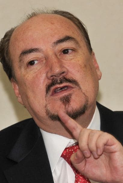 Gustavo Larrea cofundador de Alianza País habló del apoyo con el que cuenta Correa y que se debe primordialmente a que 'ha cumplido sus ofertas de campaña y eso le da total legitimidad y aceptación popular'.