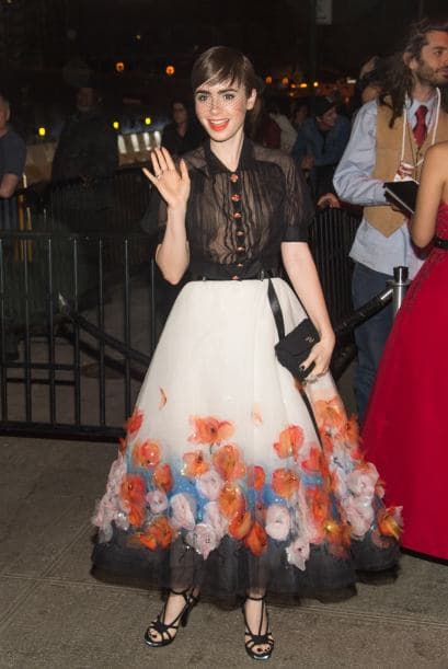 Por supuesto puedes combinar esta tendencia de día o de noche, sólo debes conocer la combinación correcta para lucirla con todo tu ‘outfit’